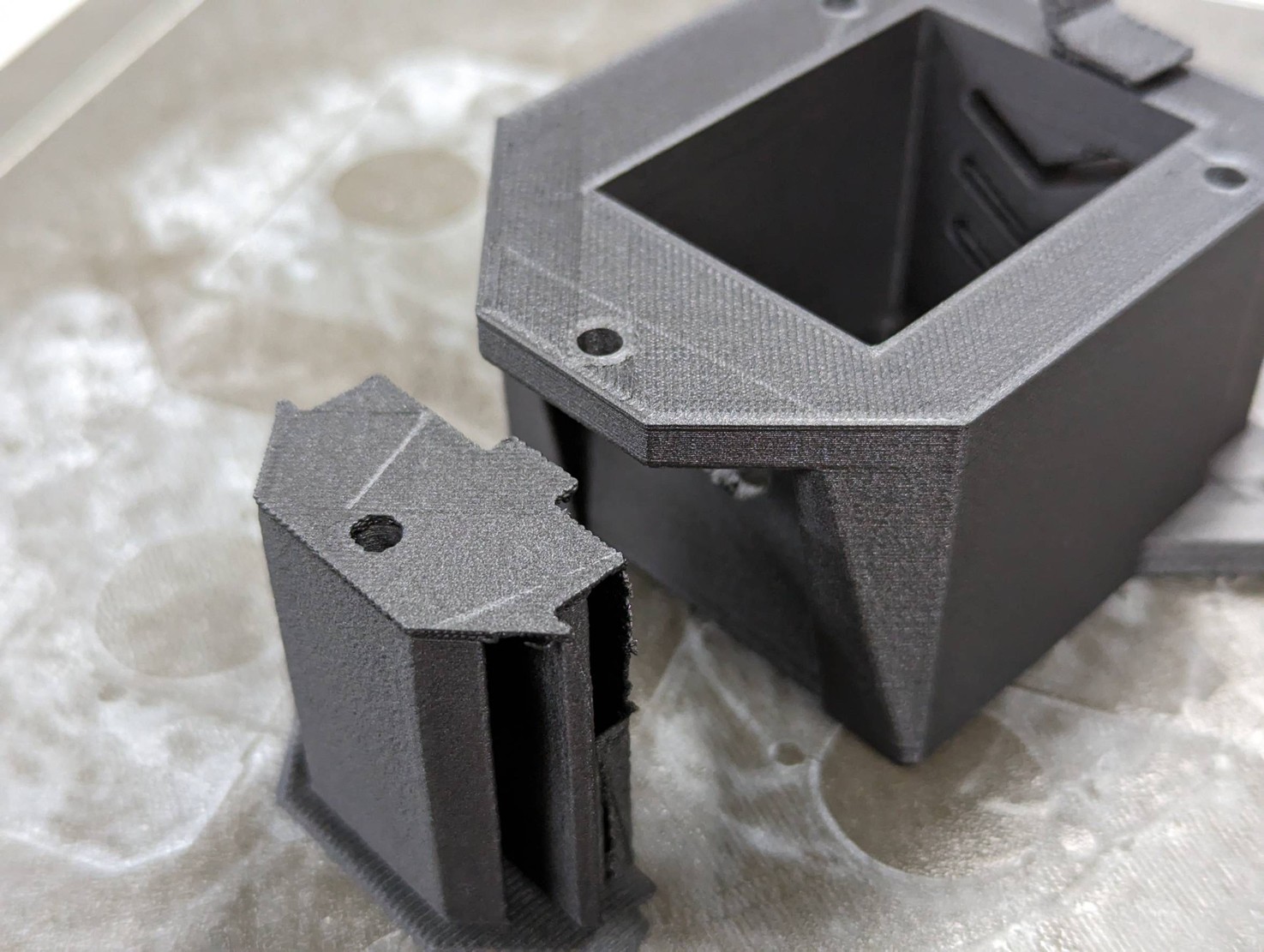 產品設計工作室裡操作 3D 建模電腦的設計師